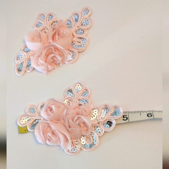 🩷🌸 Sequin Floral Appliques - Picture 2 of 4